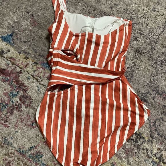 New. Vince Camuto stripe swimsuit. MSRP $139. Size 6 - Picture 13 of 16